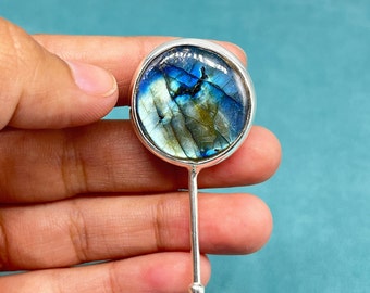 Broche de plata de ley con labradorita hecho a mano y engaste de bisel.