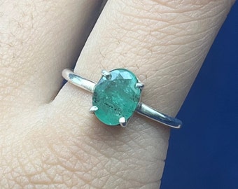 オーバルグリーンエメラルド925スターリングシルバーリング - 5月の