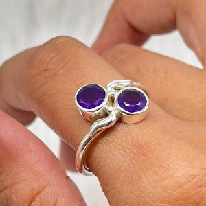 Anillo de amatista natural, piedra preciosa de forma redonda con anillo de plata de pureza 925 estampada, joyería artesanal bohemia hecha a mano para mujeres, anillo de piedra natal
