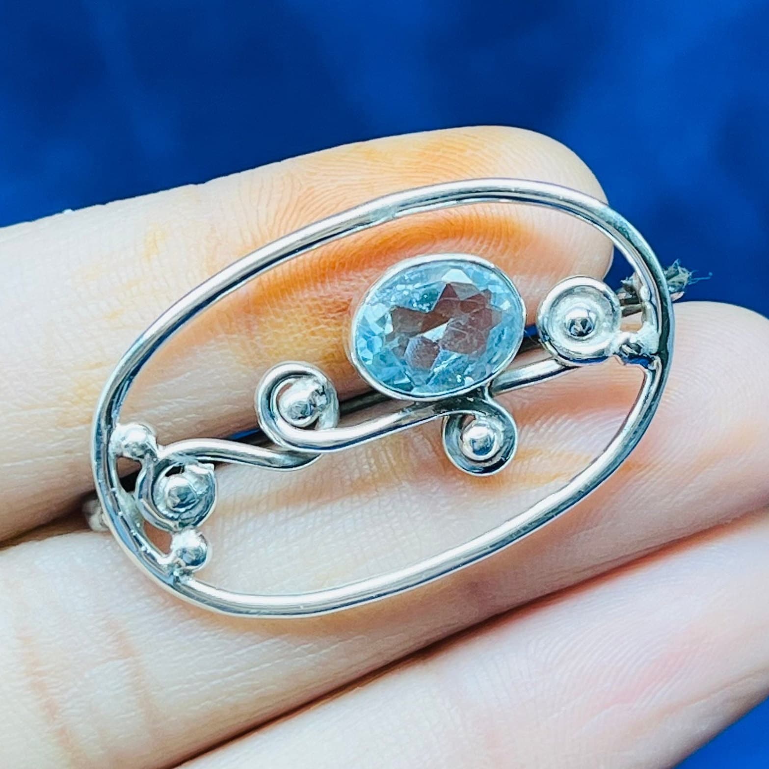 Broche Rétro Vase Bleu Avec Fleur Et Cristaux Aigue-Marine - Bijou Argenté Impeccable