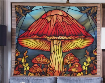 Può includere: Un arazzo in stile vetrata che presenta un grande fungo rosso e giallo con funghi più piccoli che lo circondano. L'arazzo è appeso a una parete in un ambiente da soggiorno.