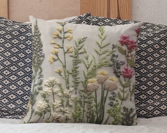 Blumen Dekokissen: Cottagecore Kissenbezug mit floraler Stickerei