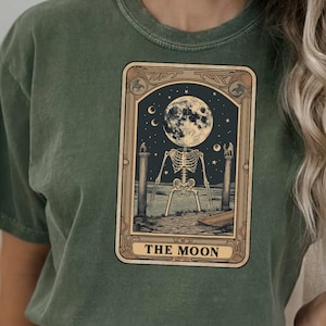 Das Mond-Tarot-Karten-Comfort-Farben-Shirt, Vintage-Skelett-Tarot-Karten-Shirt, Goblincore-Shirt, lustiges mystisches Tarot-T-Shirt, Tarot-Liebhaber-Geschenk