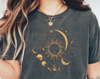 Camiseta Boho con Fases Lunares y Colores Cómodos: Camiseta Celestial Mística