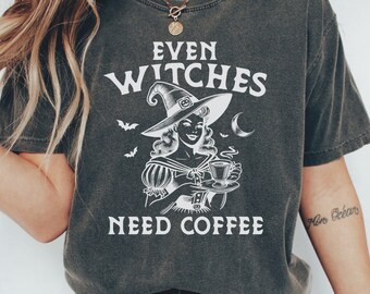 Maglietta di Halloween Comfort Colors: anche le streghe hanno bisogno del caffè
