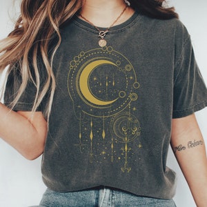 Boho Crescent Moon Comfort Colors Shirt: Mystisches Himmlisches Tee