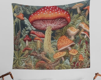 Può includere: Un arazzo che presenta una vivace illustrazione di una scena di bosco con una varietà di funghi in tonalità di rosso, arancione e marrone. I funghi sono rappresentati con dettagli intricati, inclusi i loro cappelli, steli e lamelle. Lo sfondo è una foresta verde lussureggiante con foglie, rami e viti.