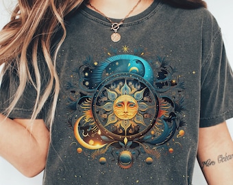 Celestial Cottagecore-T-shirt: mystieke zon, maan en sterren - comfortabele kleuren