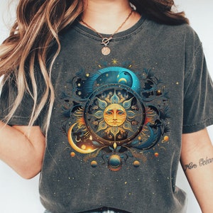 Celestial Cottagecore-T-shirt: mystieke zon, maan en sterren - comfortabele kleuren