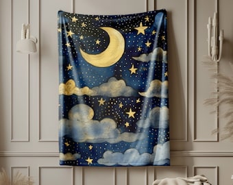 以下が含まれることがあります： 多数の金色の星と大きな三日月が描かれた、濃い青色の夜空の長方形の壁掛けタペストリー。青と金の柔らかな色合いで様式化された雲の層が重なり、天体の風景を作り出しているデザイン。