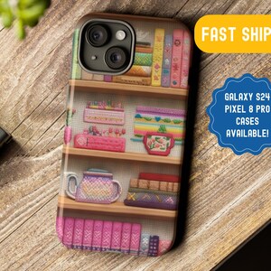 Funda para teléfono con estantería en tonos pastel: un regalo para amantes de los libros con bordados falsos