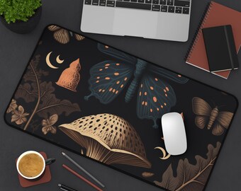 Peut inclure: Un tapis de bureau rectangulaire avec un fond noir orné d'un motif répétitif de champignons beiges, de papillons bleu foncé à taches orange, de feuilles de chêne brunes et de croissants de lune. Le motif couvre toute la surface.