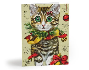 Puede incluir: Una tarjeta de Navidad con un lindo gatito atigrado que lleva una guirnalda verde festiva con bayas rojas y una cinta amarilla con cascabeles. El gatito tiene grandes ojos verdes y un lazo rojo en la cabeza. El fondo es de color crema con un patrón de copos de nieve.