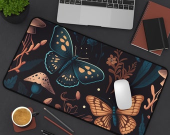 Peut inclure: Un tapis de bureau rectangulaire présentant un fond sombre avec un motif de deux grands papillons, l'un dans des tons bleus et l'autre orange, entourés d'éléments botaniques variés incluant des champignons, des feuilles et des fleurs.