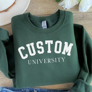 Custom geborduurd college-sweater: gepersonaliseerde trui schoolnaam