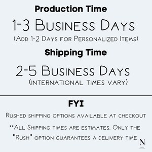 Pode incluir: Texto em fundo branco detalhando os tempos de produ&ccedil;&atilde;o e envio. O tempo de produ&ccedil;&atilde;o &eacute; de 1-3 dias &uacute;teis, com 1-2 dias adicionais para itens personalizados. O tempo de envio &eacute; de 2-5 dias &uacute;teis.