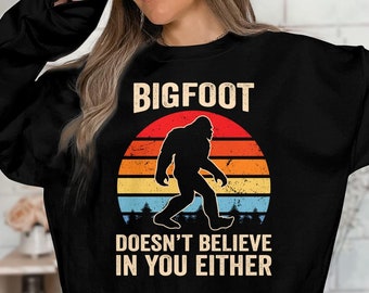 Retro Bigfoot-tröja: Rolig Sasquatch-tröja med grafisk design
