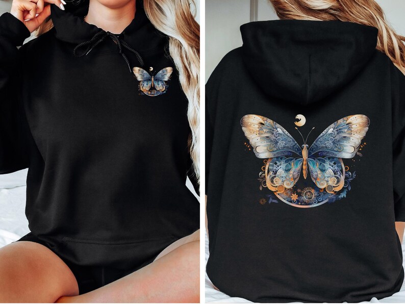 Pode incluir: Moletom preto com design de borboleta. A frente do moletom tem uma pequena borboleta. A parte de tr&aacute;s do moletom exibe uma borboleta maior com detalhes azuis, dourados e brancos. H&aacute; uma lua acima.