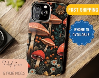Könnte beinhalten: Eine Handyhülle mit einem dunklen Hintergrund und einem farbenfrohen Design aus Pilzen, Blumen und Blättern. Die Hülle ist für ein iPhone 15.