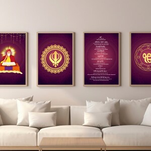 Könnte beinhalten: Vier gerahmte Drucke mit einem violetten Hintergrund und goldenen Akzenten. Die Drucke zeigen einen Sikh-Guru, das Khanda-Symbol, ein Sikh-Gebet und das Ik Onkar-Symbol.