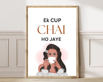 Puede incluir: Una impresión enmarcada en blanco con el texto "Ek Cup Chai Ho Jaye" en letras negras y marrones. Una mujer con cabello largo y castaño sostiene una taza de té blanca frente a su rostro.