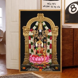 Könnte beinhalten: Gerahmtes Kunstwerk mit einer detaillierten Darstellung hinduistischer Gottheiten. Die zentralen Figuren sind mit Gold und leuchtenden Farben geschmückt, vor einem schwarzen Hintergrund. Das Kunstwerk enthält Blumengirlanden und komplizierte architektonische Details.