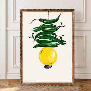 Könnte beinhalten: Ein gerahmter Kunstdruck mit einer stilisierten Illustration von grünen Chilischoten, die über einer gelben Kugel hängen. Das Kunstwerk hat einen minimalistischen Stil mit kräftigen Farben und einem weißen Hintergrund. Der Rahmen ist warmbraun.