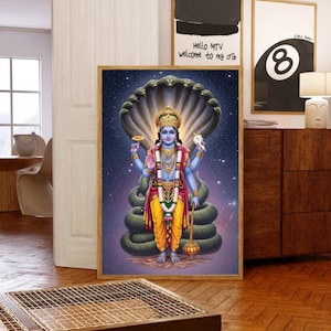 Puede incluir: Una pintura colorida de una deidad hindú, Vishnu, de pie sobre una serpiente de múltiples cabezas con un fondo estrellado. Lleva una túnica azul, un dhoti amarillo y una corona. Sostiene una concha, un disco, una flor de loto y una maza.