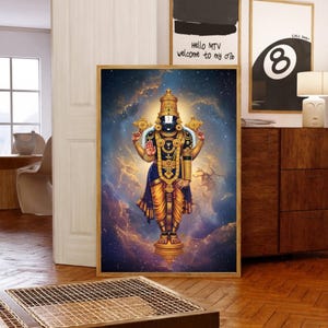 Puede incluir: Una pintura colorida de una deidad hindú, Vishnu, de pie en un fondo cósmico de nubes y estrellas que giran. Se le representa con cuatro brazos, sosteniendo una concha, un disco, una flor de loto y una maza. Lleva una corona dorada, una túnica azul y dorada y un dhoti amarillo.