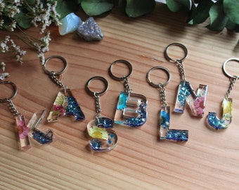 Keychain letters made of epoxy resin, with glitter and flower details / gift idea, souvenir, pendant, letters