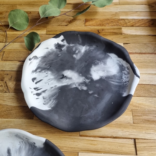Decorative tray marbled - handmade, unique, gift idea, home decor, jewelry tray, candle plate, marble look, round, unique, decoration