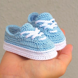 Crochet pattern baby shoes, baby girl boy booties 4 sizes, baby shower gift sneakers, pregnancy gift idea, DIY newborn baby clothes image 2