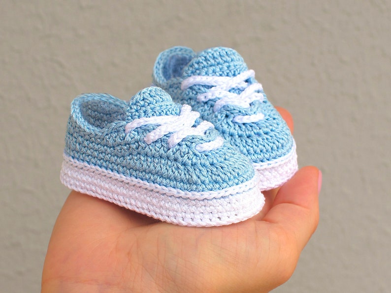 Crochet pattern baby shoes, baby girl boy booties 4 sizes, baby shower gift sneakers, pregnancy gift idea, DIY newborn baby clothes image 2