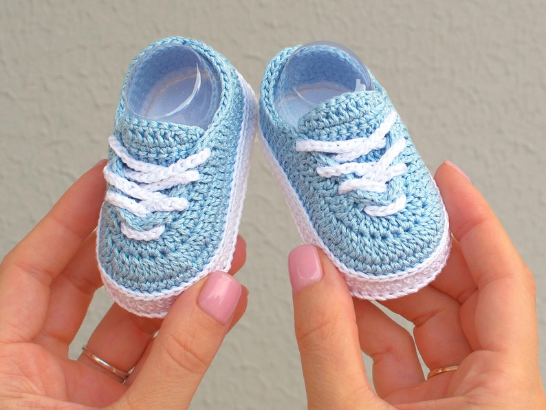 Crochet pattern baby shoes, baby girl boy booties 4 sizes, baby shower gift sneakers, pregnancy gift idea, DIY newborn baby clothes image 3