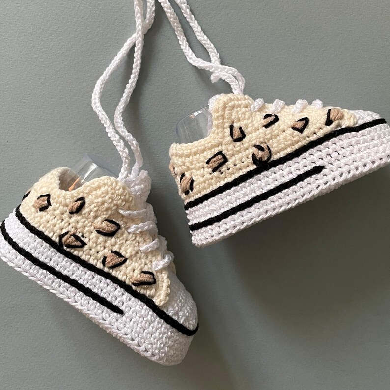 Beige Babyschuhe mit Leopardenmuster – Paar mit Schnürsenkeln