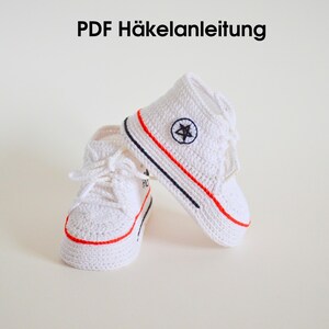 Blau-weiße Turnschuhe aus Garn mit Text "PDF Häkelanleitung"