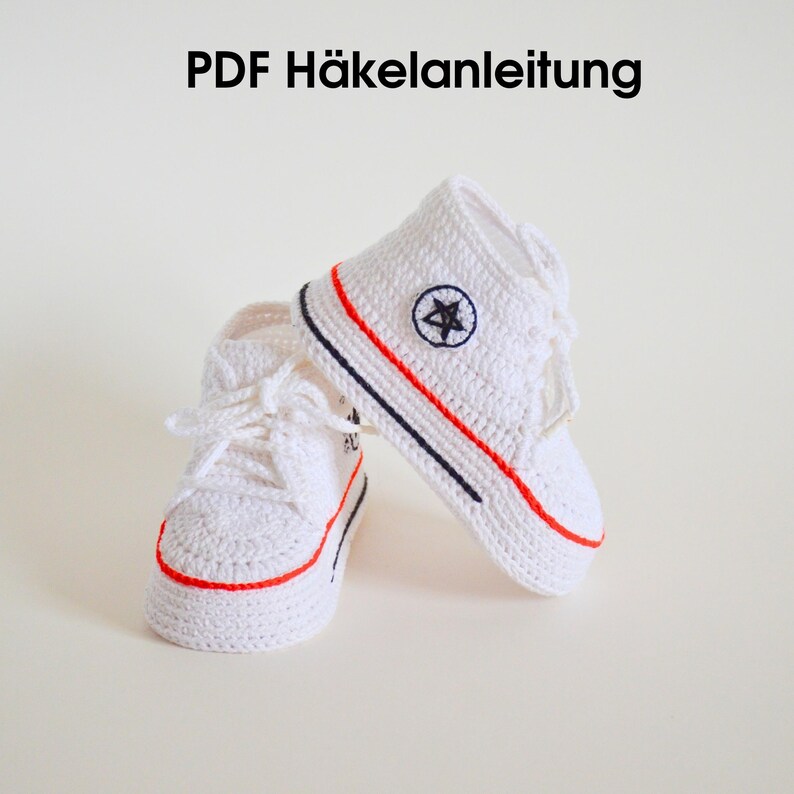 Blau-weiße Turnschuhe aus Garn mit Text "PDF Häkelanleitung"