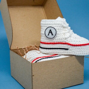 Weiße Babyschuhe mit "A"-Initiale in Geschenkbox – personalisiertes Geschenk
