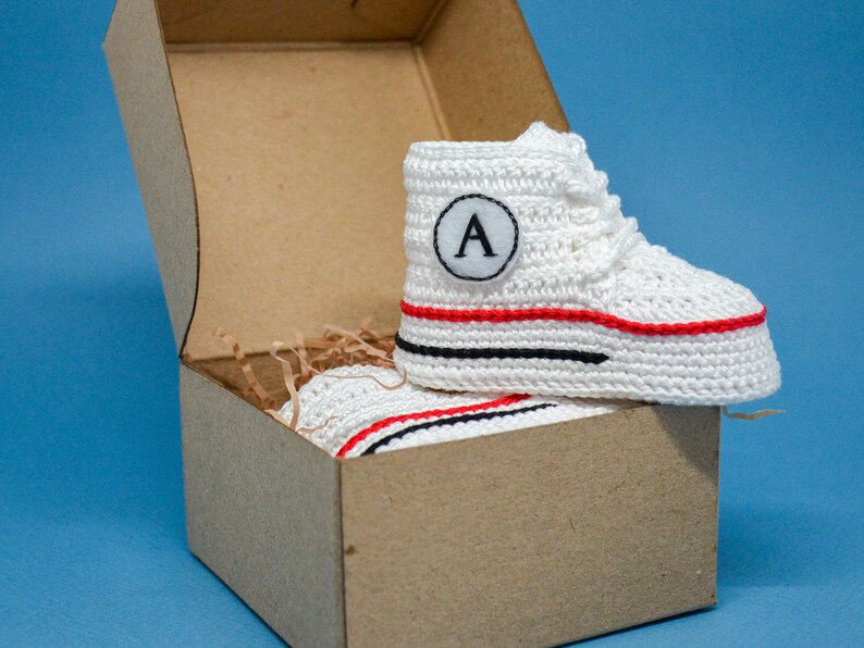 Weiße Babyschuhe mit "A"-Initiale in Geschenkbox – personalisiertes Geschenk