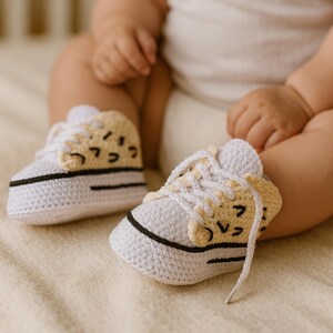Safari-Babyschuhe frontal – beige mit schwarzen Details