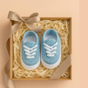 Crochet pattern baby sneakers, newborn gift idea, baby shower DIY, handmade baby booties PDF tutorial, pregnancy gift crochet