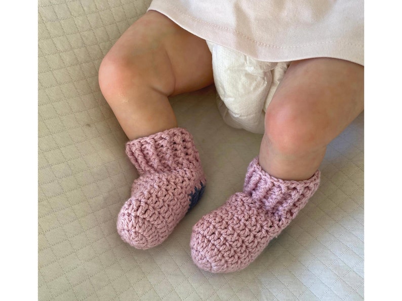 Baby socks crochet pattern for 0-3 months, easy crochet pattern, diy gift for baby, cute little socks image 4