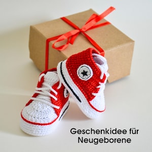 Rote Babyschuhe mit Stern – Geschenkidee für Neugeborene