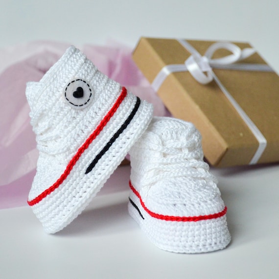 Crochet pattern baby sneakers with initials, newborn gift idea DIY, häkeln anleitung turnschuhe baby, PDF deutsch englisch