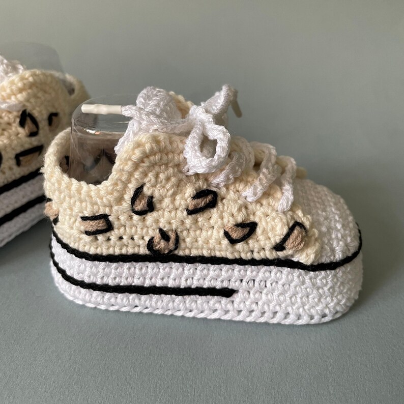 Sohle und Seite der Babyschuhe – detailreiche Handarbeit