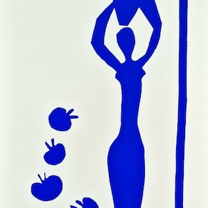 Puede incluir: Una impresión de arte mural vertical que presenta una silueta azul minimalista de una figura sosteniendo un recipiente sobre su cabeza, acompañada de cuatro pequeñas formas circulares azules que parecen frutas y una línea vertical azul.