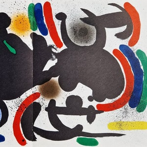 以下が含まれることがあります： 黒、白、赤、緑、青、黄色の形をした抽象的なアートプリント。プリントはテクスチャのある背景と大胆で表現力豊かなスタイルです。