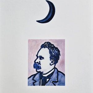 Könnte beinhalten: Ein schwarzer Halbmond über einem Porträt eines Mannes mit einem Schnurrbart, der einen blauen Anzug und ein weißes Hemd mit einer schwarzen Krawatte trägt. Das Porträt ist auf einem rosa Hintergrund.