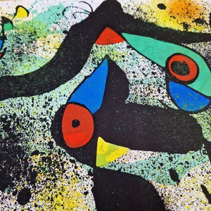 Puede incluir: Pintura abstracta con fondo negro y formas coloridas. Las formas son principalmente azules, verdes, rojas y amarillas. La pintura tiene una textura moteada.