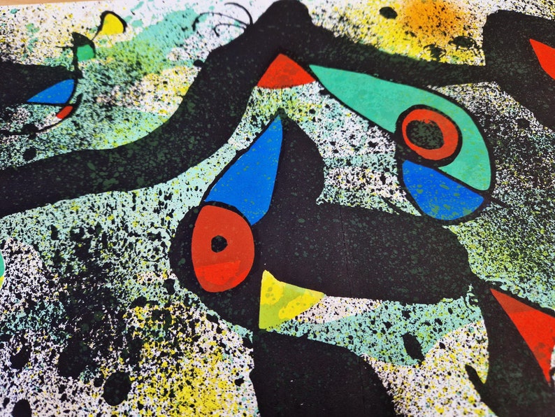 Puede incluir: Pintura abstracta con fondo negro y formas coloridas. Las formas son principalmente azules, verdes, rojas y amarillas. La pintura tiene una textura moteada.